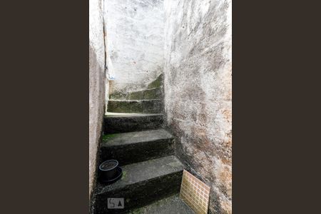 Casa à venda com 107m², 2 quartos e 2 vagas Casa à venda com 107m², 2 quartos e 2 vagasEscada Terraço