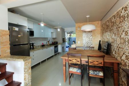 Sala de casa à venda com 3 quartos, 150m² em Guarujá, Porto Alegre