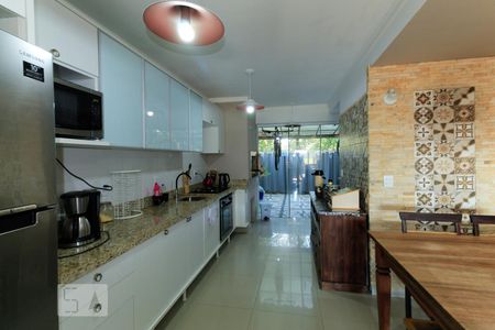 Sala de casa à venda com 3 quartos, 150m² em Guarujá, Porto Alegre