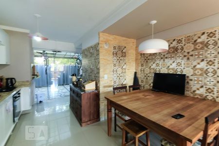 Sala de casa à venda com 3 quartos, 150m² em Guarujá, Porto Alegre