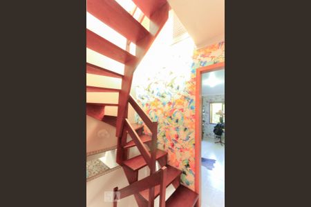 Casa à venda com 150m², 3 quartos e 1 vaga Casa à venda com 150m², 3 quartos e 1 vagaEscada