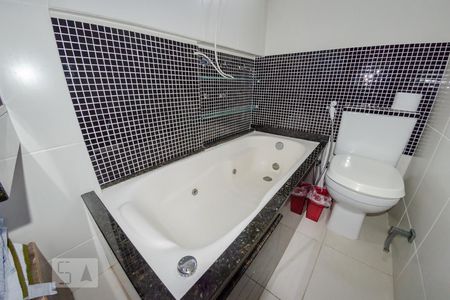 Apartamento para alugar com 72m², 2 quartos e 2 vagasBanheiro da suíte