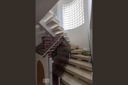 Casa à venda com 201m², 3 quartos e 6 vagasEscada