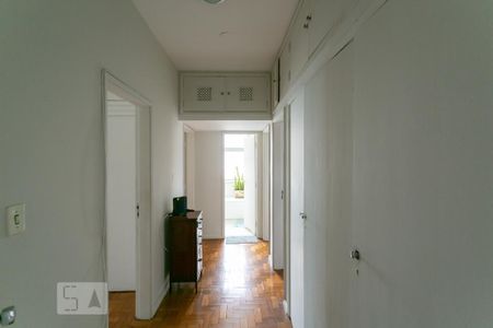 Apartamento para alugar com 300m², 4 quartos e 2 vagas Apartamento para alugar com 300m², 4 quartos e 2 vagasCorredor