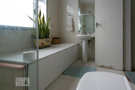 Apartamento para alugar com 300m², 4 quartos e 2 vagas Apartamento para alugar com 300m², 4 quartos e 2 vagasBanheiro