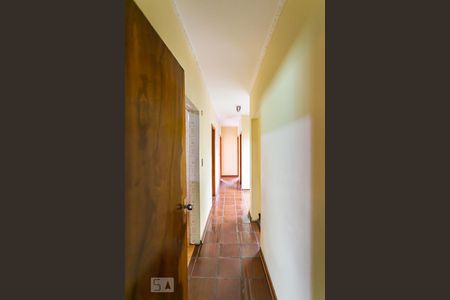 Casa à venda com 310m², 3 quartos e 4 vagas Casa à venda com 310m², 3 quartos e 4 vagasCorredor