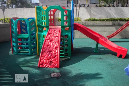 Apartamento à venda com 144m², 3 quartos e 2 vagas Apartamento à venda com 144m², 3 quartos e 2 vagasÁrea Comum - Playground