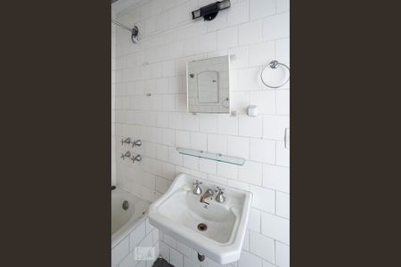 Banheiro social  de apartamento para alugar com 1 quarto, 65m² em Funcionários, Belo Horizonte