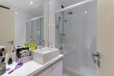 Apartamento à venda com 373m², 4 quartos e 4 vagasBanheiro da Suíte 2