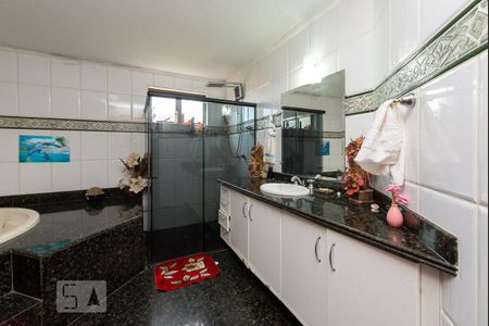 Casa à venda com 525m², 4 quartos e 8 vagas Casa à venda com 525m², 4 quartos e 8 vagasBanheiro Suíte