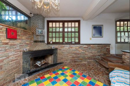 Casa à venda com 525m², 4 quartos e 8 vagas Casa à venda com 525m², 4 quartos e 8 vagasSala Lareira