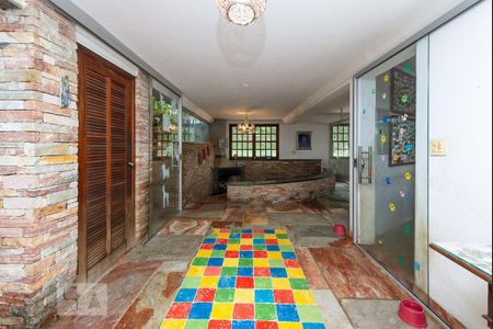 Casa à venda com 525m², 4 quartos e 8 vagas Casa à venda com 525m², 4 quartos e 8 vagasCorredor