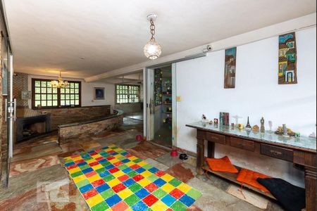 Casa à venda com 525m², 4 quartos e 8 vagas Casa à venda com 525m², 4 quartos e 8 vagasCorredor