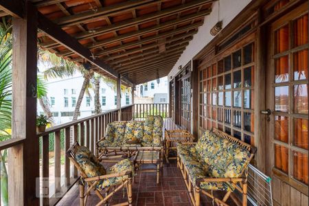 Casa à venda com 525m², 4 quartos e 8 vagas Casa à venda com 525m², 4 quartos e 8 vagasVaranda