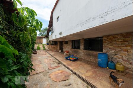 Casa à venda com 525m², 4 quartos e 8 vagas Casa à venda com 525m², 4 quartos e 8 vagasFachada Lateral