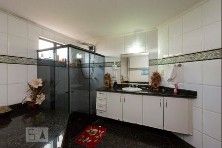 Casa à venda com 525m², 4 quartos e 8 vagas Casa à venda com 525m², 4 quartos e 8 vagasBanheiro Suíte