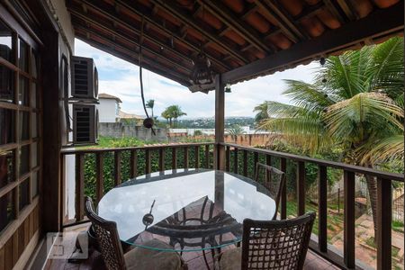 Casa à venda com 525m², 4 quartos e 8 vagas Casa à venda com 525m², 4 quartos e 8 vagasVaranda