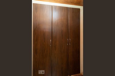 Casa à venda com 525m², 4 quartos e 8 vagas Casa à venda com 525m², 4 quartos e 8 vagasRoupeiro