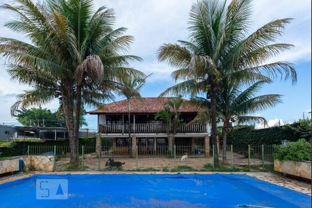 Casa à venda com 525m², 4 quartos e 8 vagas Casa à venda com 525m², 4 quartos e 8 vagasPiscina e Fachada Posterior