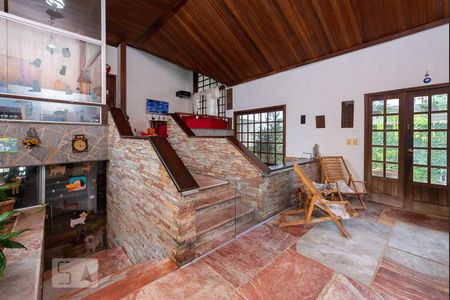 Casa à venda com 525m², 4 quartos e 8 vagas Casa à venda com 525m², 4 quartos e 8 vagasEscada