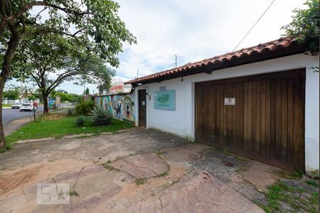 Casa à venda com 525m², 4 quartos e 8 vagas Casa à venda com 525m², 4 quartos e 8 vagasFachada