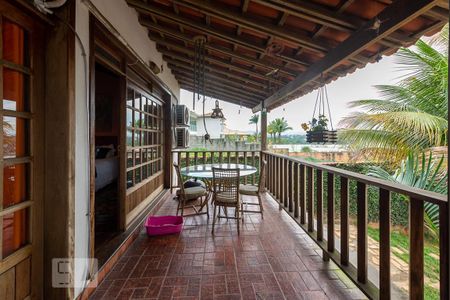 Casa à venda com 525m², 4 quartos e 8 vagas Casa à venda com 525m², 4 quartos e 8 vagasVaranda