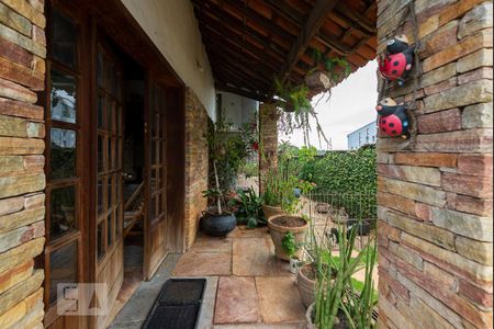 Casa à venda com 525m², 4 quartos e 8 vagas Casa à venda com 525m², 4 quartos e 8 vagasVaranda de Entrada