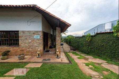 Casa à venda com 525m², 4 quartos e 8 vagas Casa à venda com 525m², 4 quartos e 8 vagasFachada e Garagem
