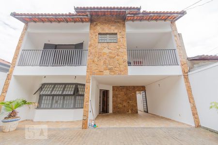 Casa à venda com 240m², 4 quartos e 5 vagasFachada