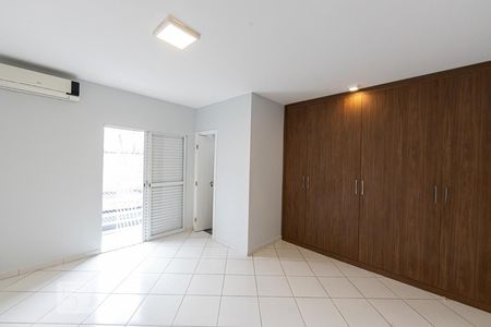 Casa à venda com 168m², 3 quartos e 4 vagas Casa à venda com 168m², 3 quartos e 4 vagasQuarto 2
