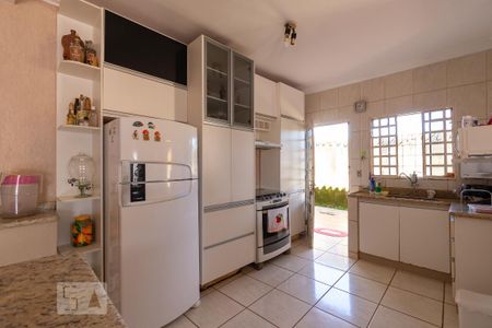 Casa à venda com 196m², 4 quartos e 4 vagas Casa à venda com 196m², 4 quartos e 4 vagasCozinha