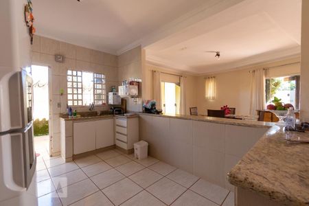Casa à venda com 196m², 4 quartos e 4 vagas Casa à venda com 196m², 4 quartos e 4 vagasCozinha