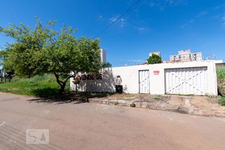 Casa à venda com 196m², 4 quartos e 4 vagas Casa à venda com 196m², 4 quartos e 4 vagasFachada