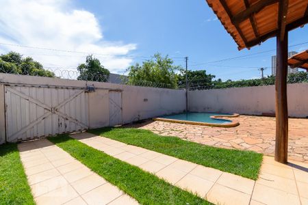 Casa à venda com 196m², 4 quartos e 4 vagas Casa à venda com 196m², 4 quartos e 4 vagasQuintal