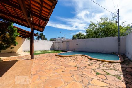 Casa à venda com 196m², 4 quartos e 4 vagas Casa à venda com 196m², 4 quartos e 4 vagasQuintal