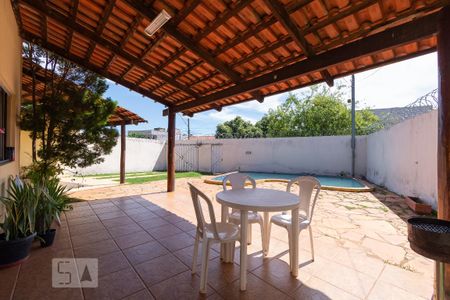 Casa à venda com 196m², 4 quartos e 4 vagas Casa à venda com 196m², 4 quartos e 4 vagasÁrea