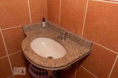 Casa à venda com 196m², 4 quartos e 4 vagas Casa à venda com 196m², 4 quartos e 4 vagasDetalhe do Banheiro da Suíte 1