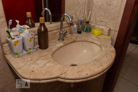 Casa à venda com 196m², 4 quartos e 4 vagas Casa à venda com 196m², 4 quartos e 4 vagasDetalhe do Banheiro Social