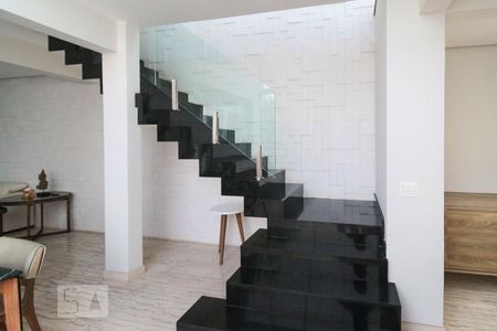 Casa para alugar com 225m², 3 quartos e 4 vagasEscada