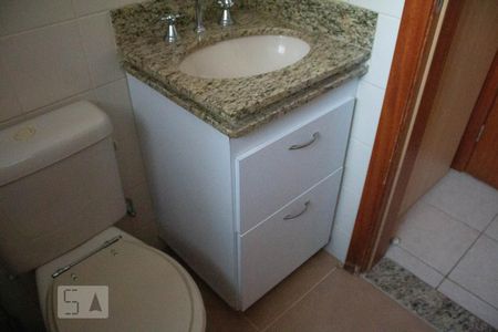 Casa de condomínio à venda com 156m², 4 quartos e 2 vagasBanheiro
