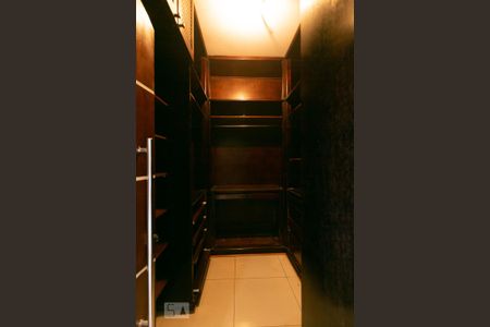 Casa para alugar com 498m², 5 quartos e 8 vagas Casa para alugar com 498m², 5 quartos e 8 vagasCloset da Suíte 1