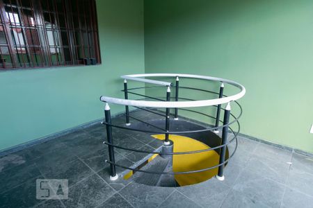 Casa para alugar com 498m², 5 quartos e 8 vagas Casa para alugar com 498m², 5 quartos e 8 vagasEscada