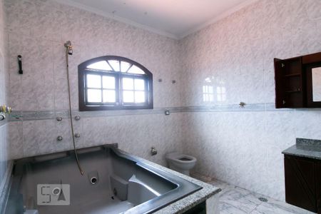 Casa para alugar com 498m², 5 quartos e 8 vagas Casa para alugar com 498m², 5 quartos e 8 vagasBanheiro Suíte 1