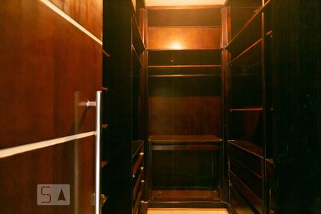 Casa para alugar com 498m², 5 quartos e 8 vagas Casa para alugar com 498m², 5 quartos e 8 vagasCloset da Suíte 1
