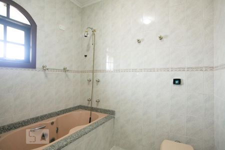 Casa para alugar com 498m², 5 quartos e 8 vagas Casa para alugar com 498m², 5 quartos e 8 vagasBanheiro Suíte 2