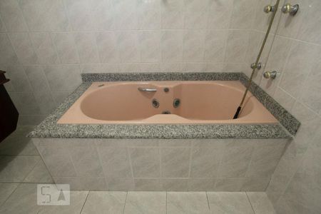 Casa para alugar com 498m², 5 quartos e 8 vagas Casa para alugar com 498m², 5 quartos e 8 vagasBanheiro Suíte 2