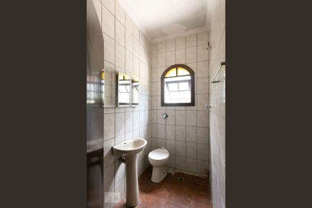 Casa para alugar com 498m², 5 quartos e 8 vagas Casa para alugar com 498m², 5 quartos e 8 vagasBanheiro da Edícula