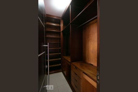 Casa para alugar com 498m², 5 quartos e 8 vagas Casa para alugar com 498m², 5 quartos e 8 vagasCloset Suíte 2