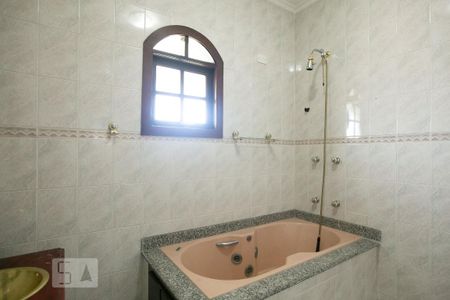 Casa para alugar com 498m², 5 quartos e 8 vagas Casa para alugar com 498m², 5 quartos e 8 vagasBanheiro Suíte 2