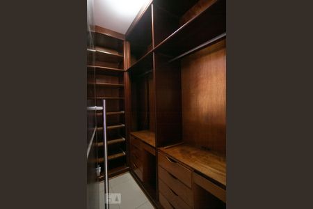 Casa para alugar com 498m², 5 quartos e 8 vagas Casa para alugar com 498m², 5 quartos e 8 vagasCloset Suíte 2